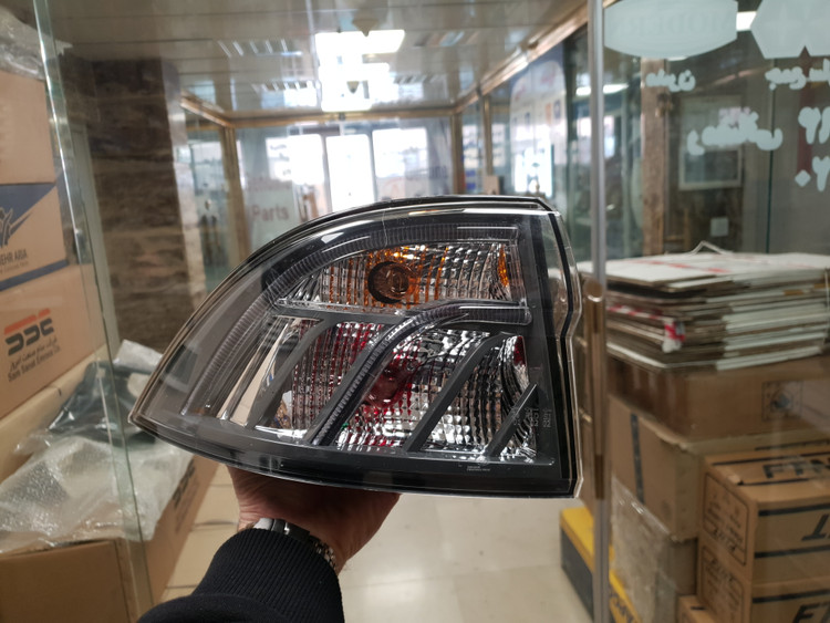 چراغ خطر عقب سورن پلاس رو بدنه گلگیر چپ راننده